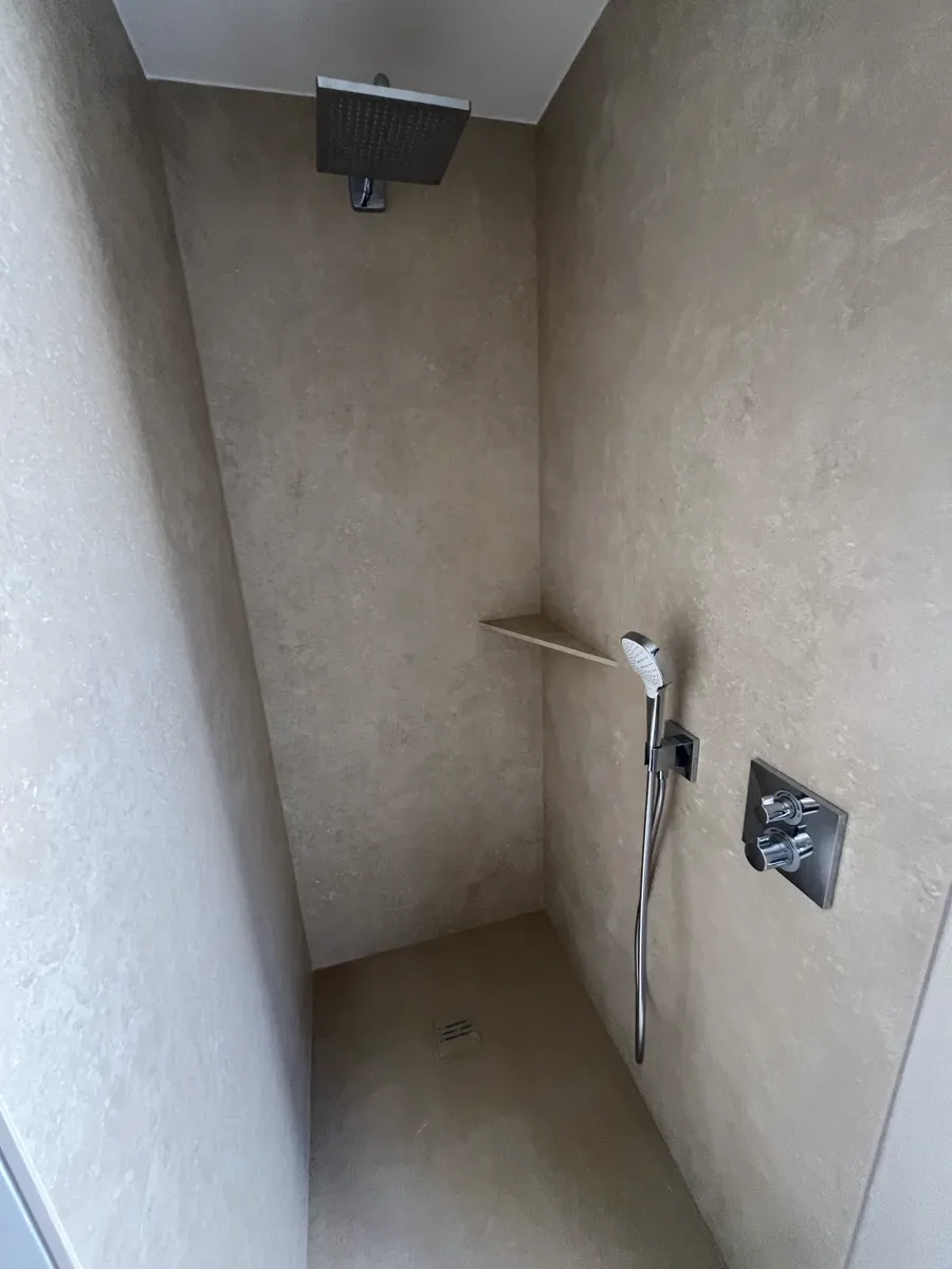 Douche à l'italienne sous pente, carrelage effet travertin