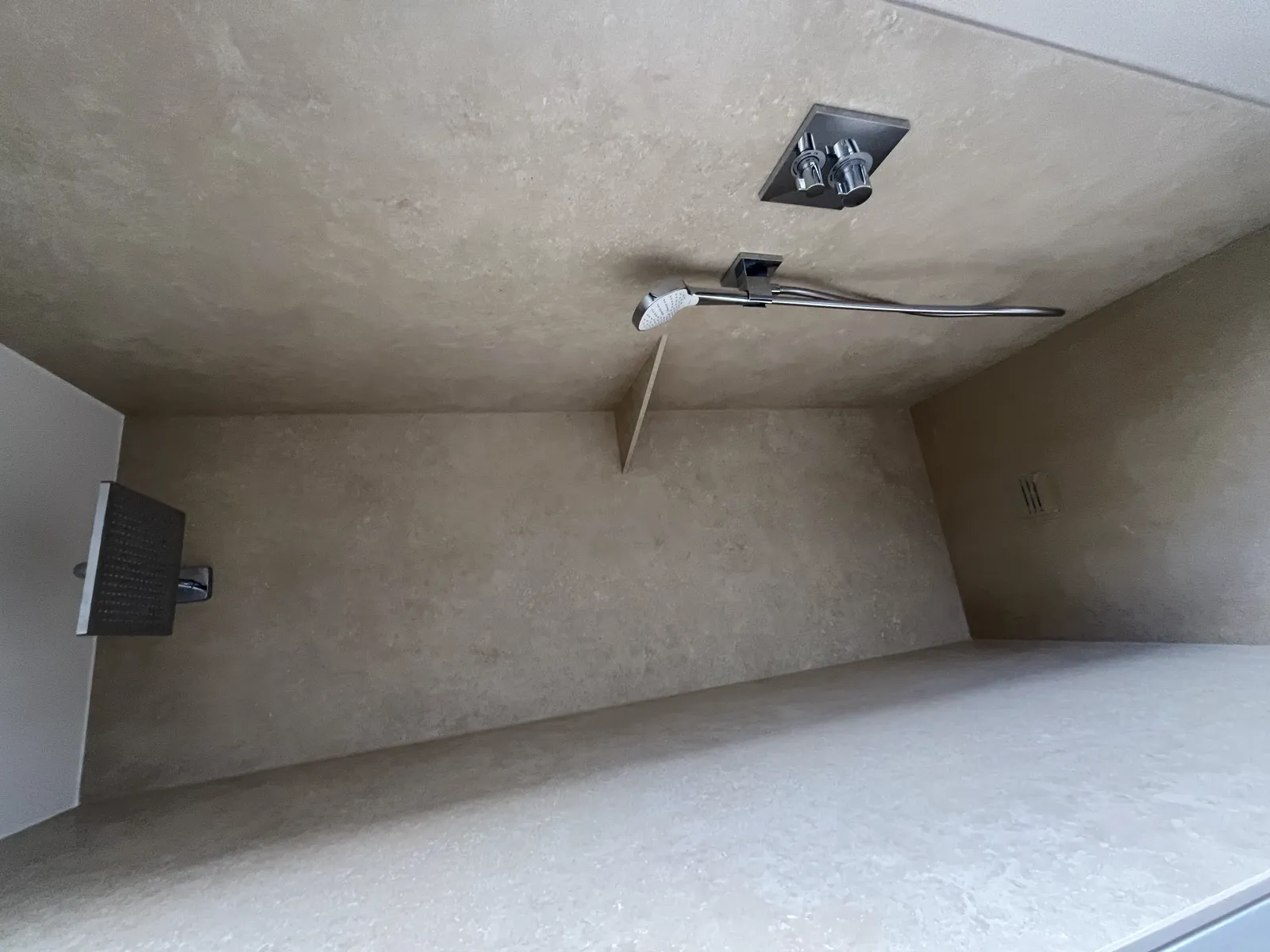 Douche à l'italienne sous pente, carrelage effet travertin